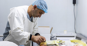 Un homme prépare des fromages