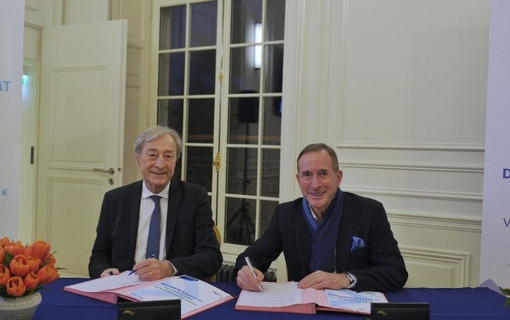 eorges Siffredi, pr&eacute;sident du D&eacute;partement des Hauts-de-Seine et Philippe Pemezec, maire du Plessis-Robinson lors de signature du contrat de d&eacute;veloppement d&eacute;partement-ville le 13 f&eacute;vrier 2026.