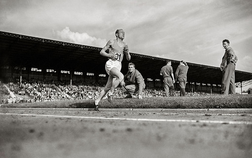 LE DEPARTEMENT PRESENTE SPORTS EN SEINE. HISTOIRES DE CHAMPIONS D HIER ET DE DEMAIN L EXPOSITION PHOTOGRAPHIQUE GRAND FORMAT. DU 20 JUIN AU 20 DECEMBRE AUX PARCS DEPARTEMENTAUX DE SCEAUX ET DES CHANTERAINES A VILLENEUVE-LA-GARENNE