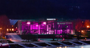 le parc nautique départemental de l'Île de Monsieur illuminé pour Octobre rose 