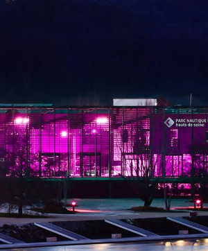 le parc nautique départemental de l'Île de Monsieur illuminé pour Octobre rose 