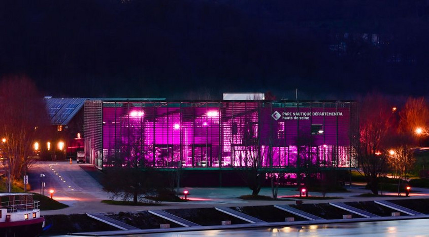 le parc nautique départemental de l'Île de Monsieur illuminé pour Octobre rose