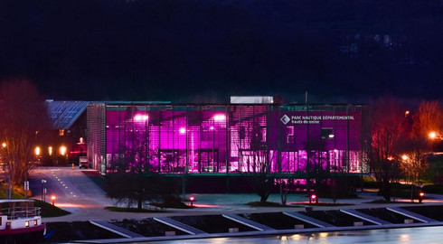 le parc nautique départemental de l'Île de Monsieur illuminé pour Octobre rose