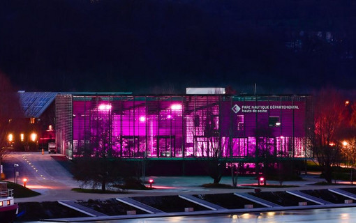 le parc nautique départemental de l'Île de Monsieur illuminé pour Octobre rose