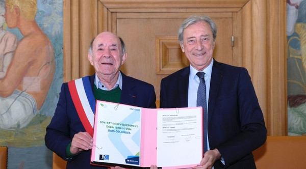 Georges Siffredi, président du Département des Hauts-de-Seine et Yves Révillon, maire de Bois-Colombes signent le CDDV 2025-2027