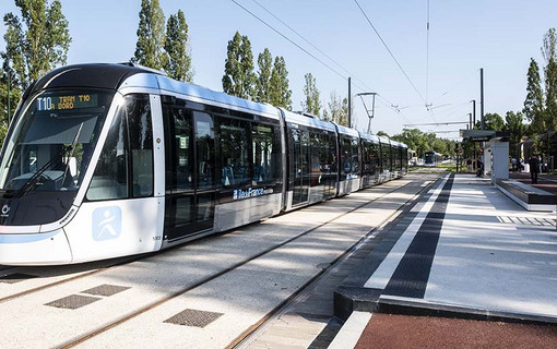 Tramway entrant en gare dans les Hauts-de-Seine