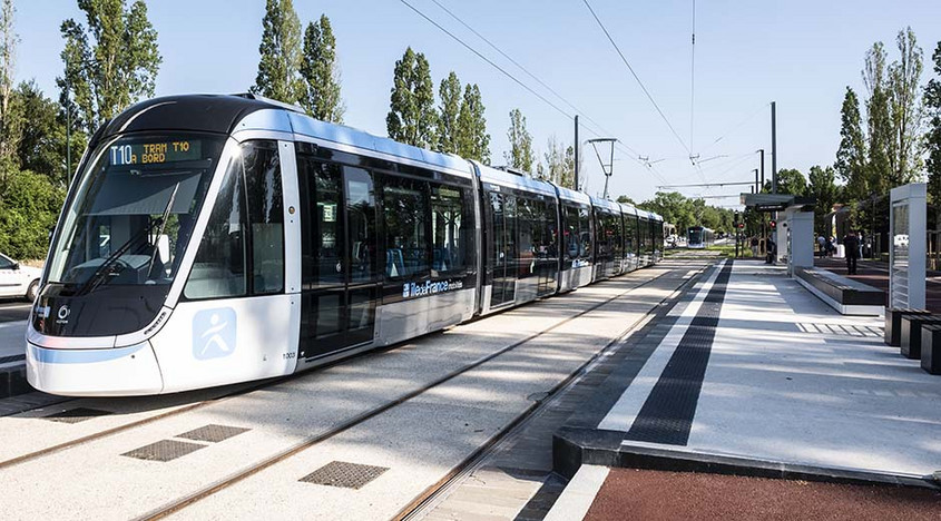 Tramway entrant en gare dans les Hauts-de-Seine