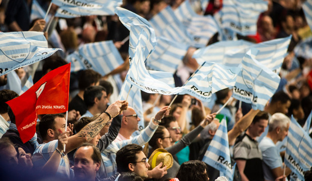 Les supporters du club agitant les drapeaux dans les tribunes de Paris La D&eacute;fense Arenaz
