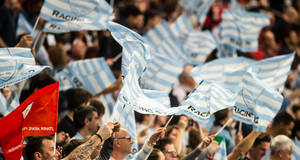 Les supporters du club agitant les drapeaux dans les tribunes de Paris La Défense Arenaz