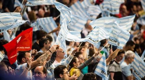 Les supporters du club agitant les drapeaux dans les tribunes de Paris La Défense Arenaz