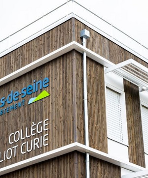 La façade du collège provisoire Joliot-Curie à Bagneux en bardage bois