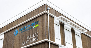 La façade du collège provisoire Joliot-Curie à Bagneux en bardage bois