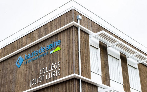 La façade du collège provisoire Joliot-Curie à Bagneux en bardage bois