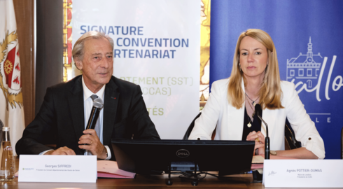Georges Siffredi et Agn&egrave;s Pottier-Dumas si&eacute;geant c&ocirc;te &agrave; c&ocirc;te &agrave; la mairie de Levallois-Perret