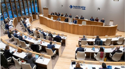 Les conseillers d&eacute;partementaux r&eacute;unis en s&eacute;ance publique &agrave; l'h&eacute;micycle du D&eacute;partement