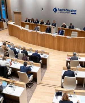 Les conseillers d&eacute;partementaux r&eacute;unis en s&eacute;ance publique &agrave; l'h&eacute;micycle du D&eacute;partement