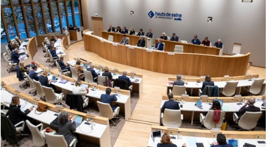 Les conseillers d&eacute;partementaux r&eacute;unis en s&eacute;ance publique &agrave; l'h&eacute;micycle du D&eacute;partement