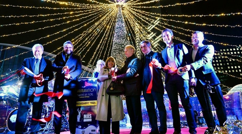 Le coupage de ruban pour l'nauguration du marché de Noël de La Défense, le 14 novembre 2025
