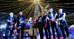 Le coupage de ruban pour l'nauguration du marché de Noël de La Défense, le 14 novembre 2025