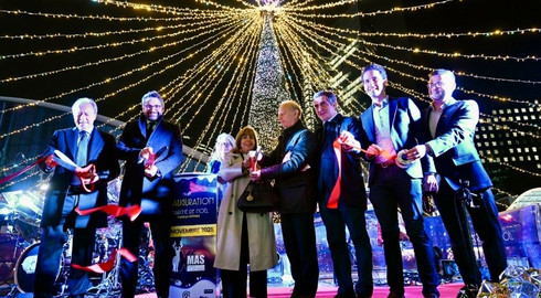 Le coupage de ruban pour l'nauguration du marché de Noël de La Défense, le 14 novembre 2025