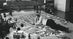 André Malraux dans son salon, Boulogne‑Billancourt, 21 mars 1953