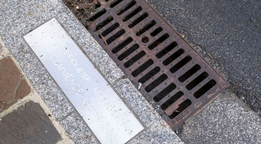 La gestion de l'eau et l'assainissement, deux compétences des départements Grille d'évacuation des eaux sur l'espace public