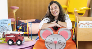 Aurélie Carrillo-Navarro posant dans une salle de jeux au SST9 à Issy-les-Moulineaux