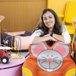 Aurélie Carrillo-Navarro posant dans une salle de jeux au SST9 à Issy-les-Moulineaux