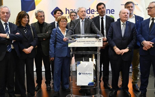 Georges Siffredi entour&eacute; des maires des Hauts-de-Seine &agrave; l'issue des &eacute;lections municipales de mars 2026.