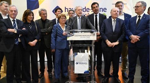 Georges Siffredi entour&eacute; des maires des Hauts-de-Seine &agrave; l'issue des &eacute;lections municipales de mars 2026.