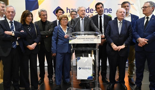 Georges Siffredi entour&eacute; des maires des Hauts-de-Seine &agrave; l'issue des &eacute;lections municipales de mars 2026.