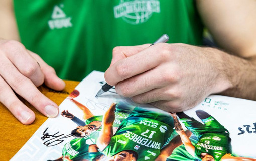 S&eacute;ance de d&eacute;dicaces des joueurs de Nanterre 92 pour les jeunes des Hauts-de-Seine