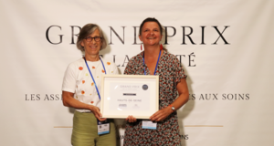 Elisabeth Hausherr et Anne-Sophie Touvet montrant fi&egrave;rement le troph&eacute;e du Prix de le sant&eacute;