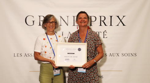Elisabeth Hausherr et Anne-Sophie Touvet montrant fi&egrave;rement le troph&eacute;e du Prix de le sant&eacute;