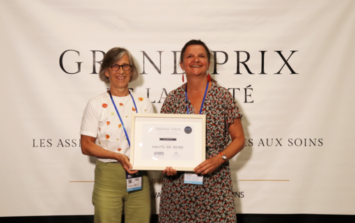 Elisabeth Hausherr et Anne-Sophie Touvet montrant fièrement le trophée du Prix de le santé