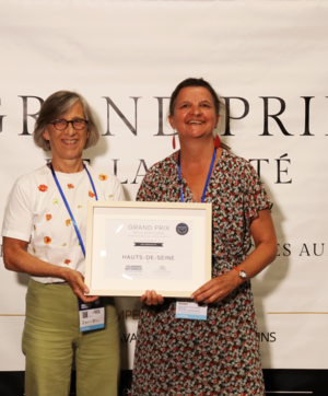 Elisabeth Hausherr et Anne-Sophie Touvet montrant fi&egrave;rement le troph&eacute;e du Prix de le sant&eacute;