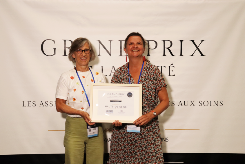 Elisabeth Hausherr et Anne-Sophie Touvet montrant fièrement le trophée du Prix de le santé