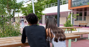 La cour du coll&egrave;ge Georges-Pompidou &agrave; Courbevoie r&eacute;amnag&eacute; par le D&eacute;partement des Hauts-de-seine dans le cadre du dispositif Ilots verts