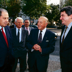 1995. Visite d’Éric Raoult, ministre chargé de l’Intégration et de la Lutte contre l’exclusion sur le site de La Caravelle, emblématique du Pacte 92, le plan départemental de rénovation urbaine, au côté de Roger Prévot, maire de Villeneuve-la-Garenne.