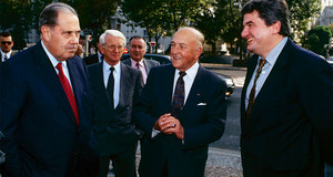 1995. Visite d’Éric Raoult, ministre chargé de l’Intégration et de la Lutte contre l’exclusion sur le site de La Caravelle, emblématique du Pacte 92, le plan départemental de rénovation urbaine, au côté de Roger Prévot, maire de Villeneuve-la-Garenne.