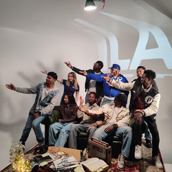 Jeunes posant dans une attitude chor&eacute;graphique