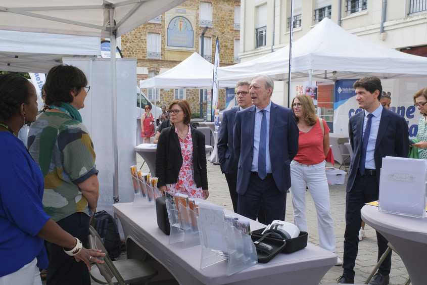 Les tentes de la Caravane solidaire lors de la visite du Pr&eacute;sident George Siffredi, avec les professionnels m&eacute;dico-sociaux
