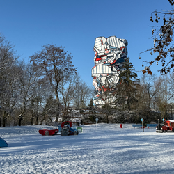 La Tour aux figures dans le parc sous la neige de l'Ile Saint-Germain, Issy-les-Moulineaux