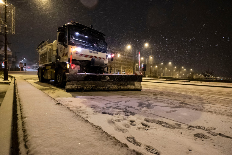 VOIRIE EPISODE NEIGE Opération de salage dans les Hauts-de-Seine