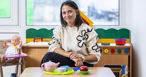 Malha Yadadene posant sur son lieu de travail au SST9 à Vanves