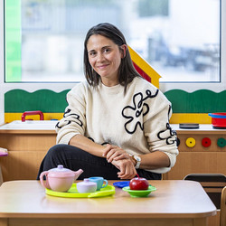 Malha Yadadene posant sur son lieu de travail au SST9 à Vanves