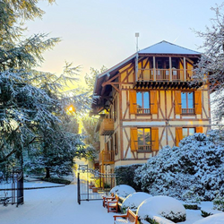 La maison vosgienne de l'Arboretum de la Vall&eacute;e-aux-Loups sous la neige