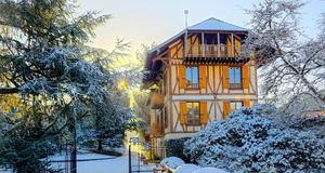 La maison vosgienne de l'Arboretum de la Vall&eacute;e-aux-Loups sous la neige