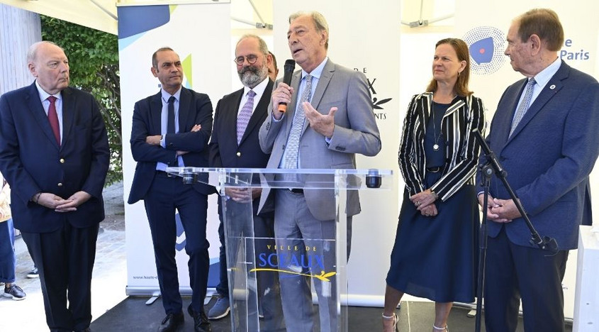 Georges Siffredi, Président du Département et Philippe Laurent maire de Sceaux lors de la signature du contrat de développement Département-ville le 9 septembre 2025