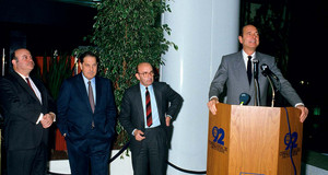 Inauguration de l’Hôtel du Département par Jacques Chirac, premier ministre, en compagnie de Charles Pasqua, ministre de l’Intérieur, de Paul Graziani, président du conseil général et d’André Santini, maire d’Issy-les-Moulineaux.